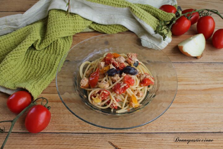 spaghetti con tonno, pomodorini e cipolla