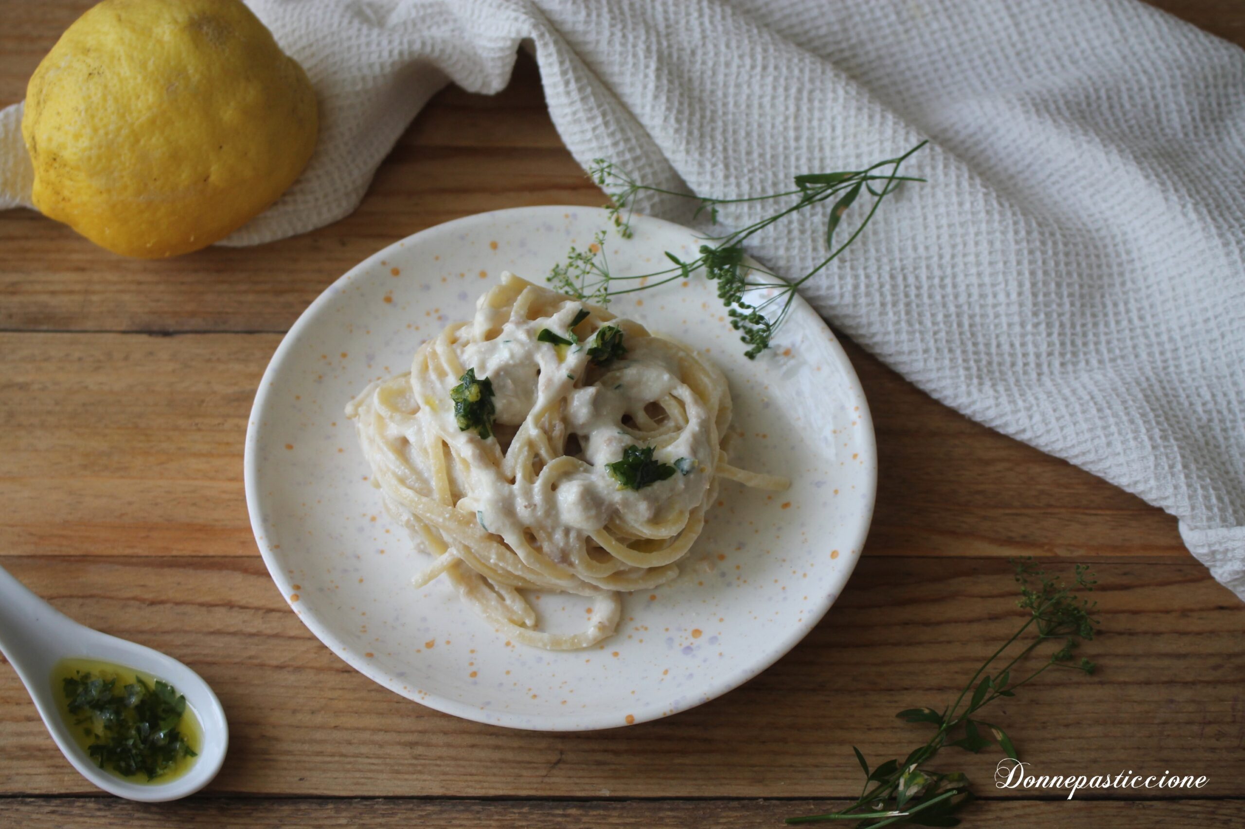 pasta cremosa al tonno con olio al limone e prezzemolo