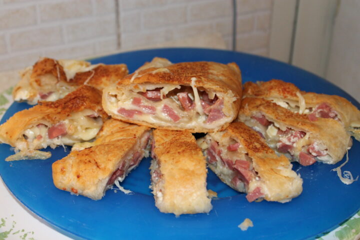 rotolo di wurstel e mozzarella