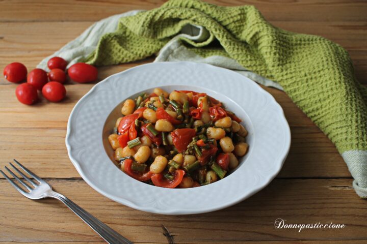 gnocchi con asparagi e pomodorini