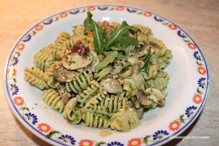 pasta con pesto di rucola, funghi e speck