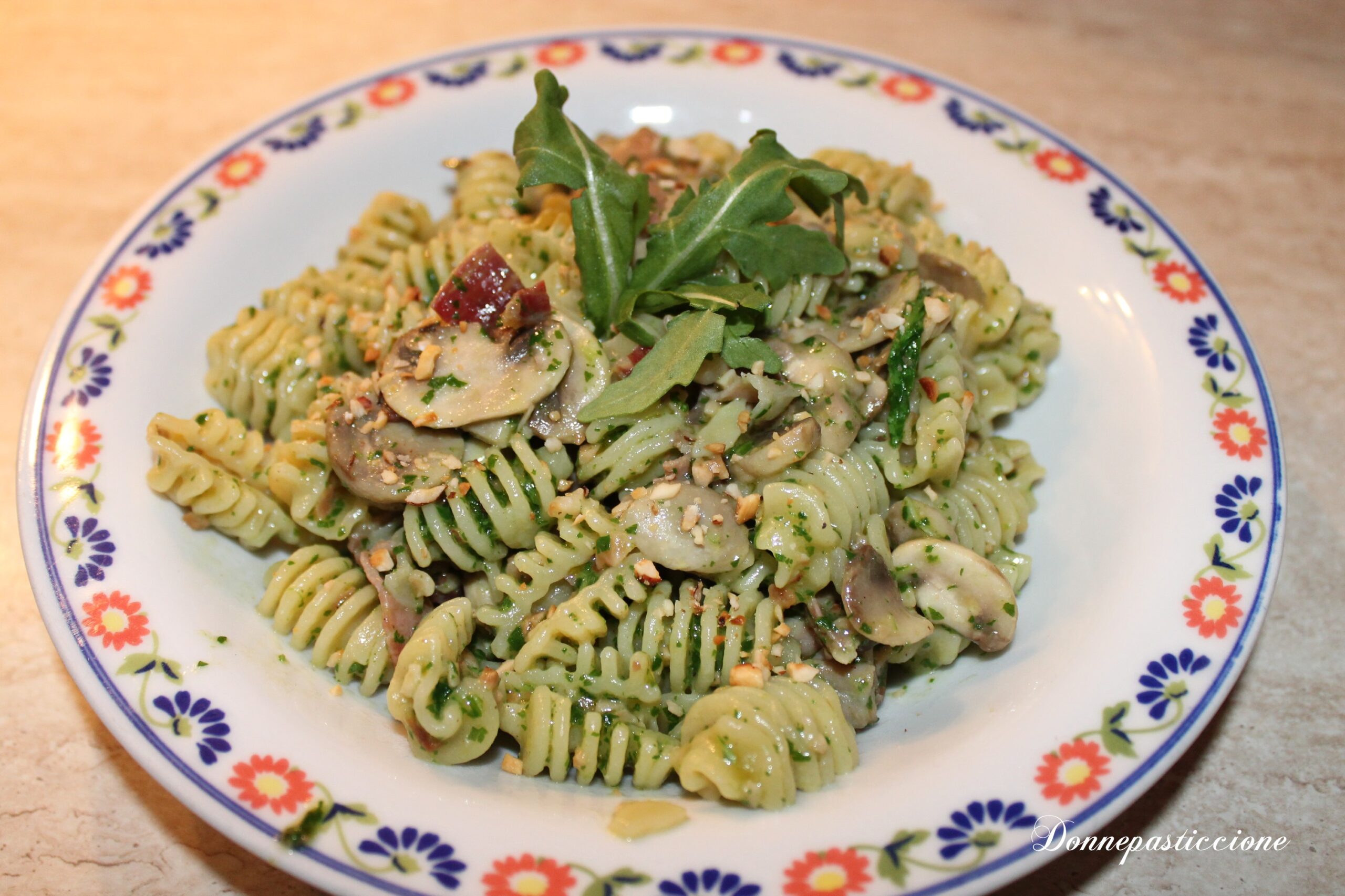pasta con pesto di rucola, funghi e speck