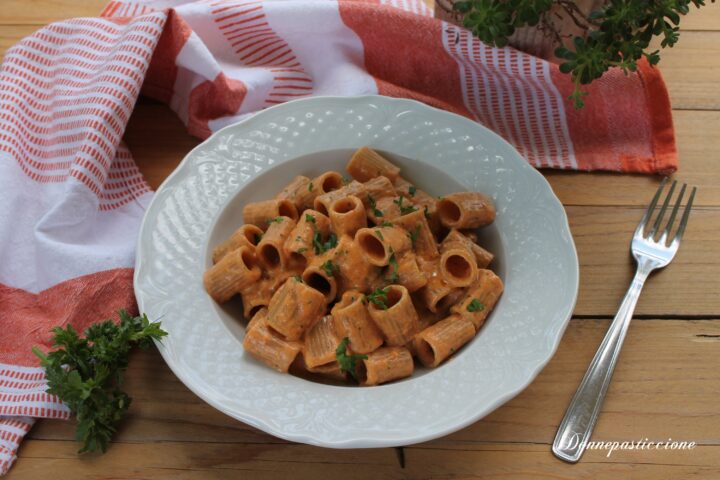 mezze maniche con crema di peperoni e acciughe