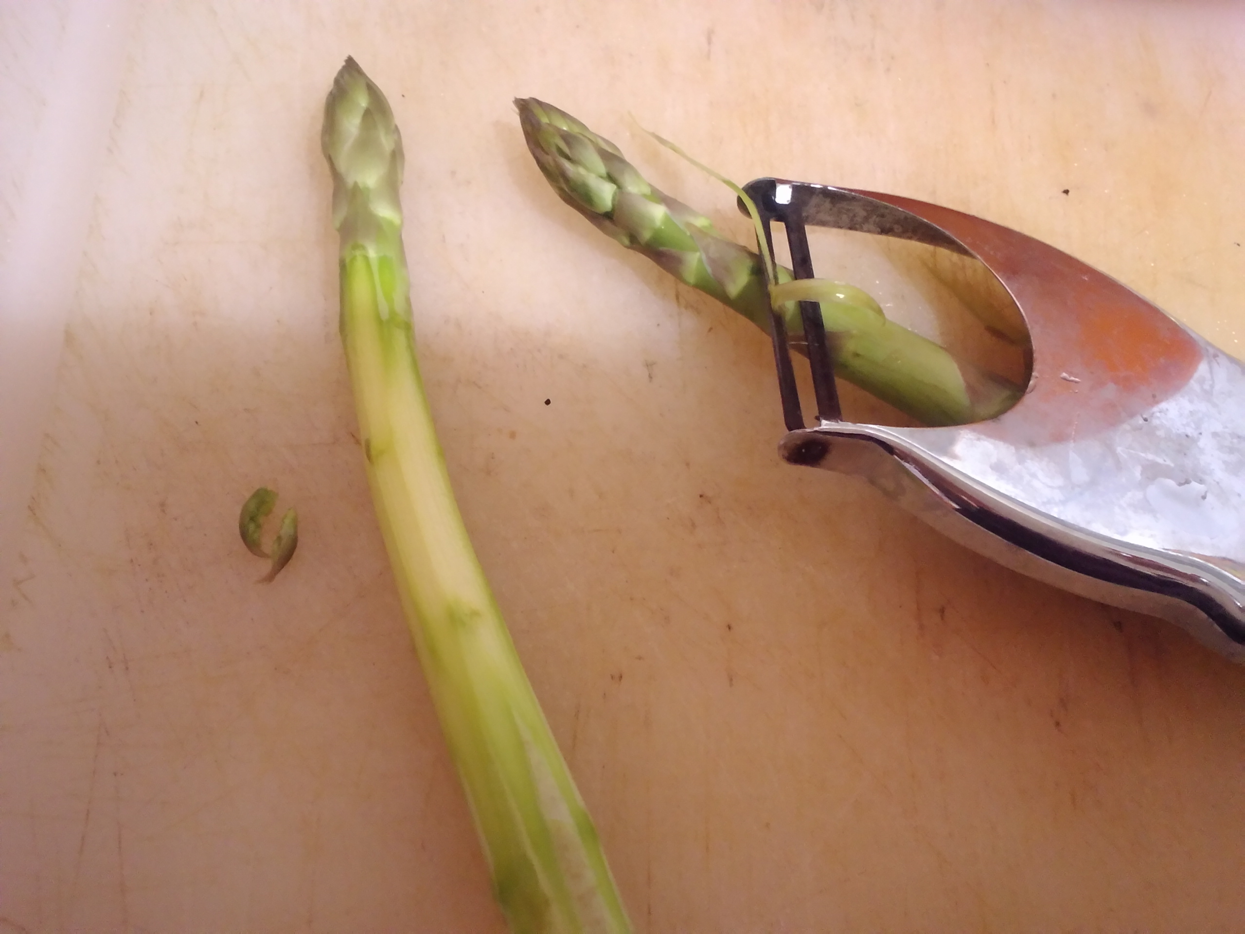 asparagi eliminazione parte esterna con pelapatate