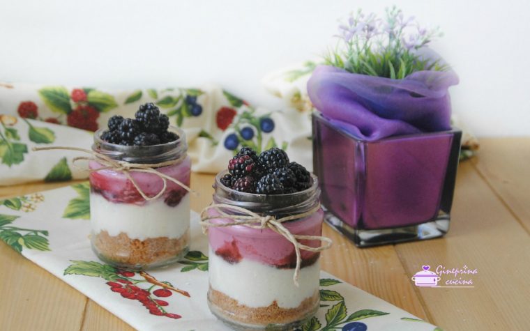 cheesecake con le more fatta nel barattolo cheesecake con le more fatta nel barattolo