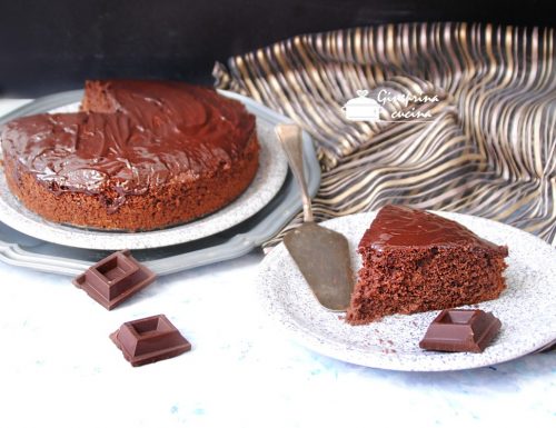 torta al cacao con glassa al cioccolato