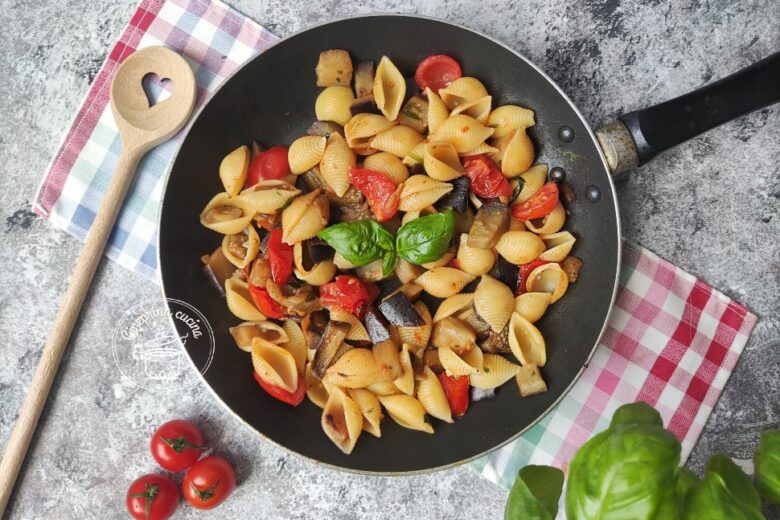 Pasta con melanzane e pomodorini