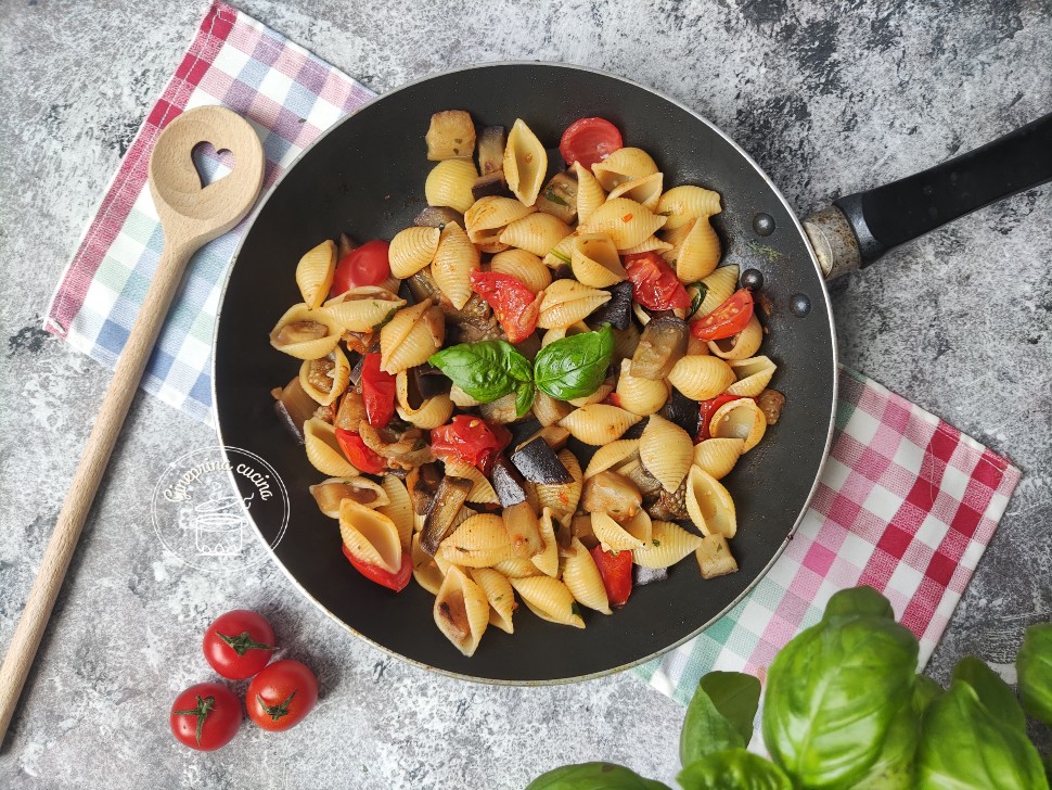 pasta con melanzane e pomodorini