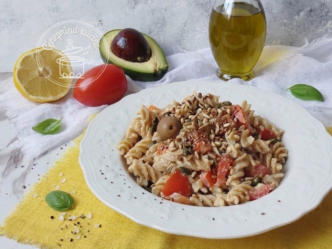 pasta integrale con avocado pomodori e semi tostati