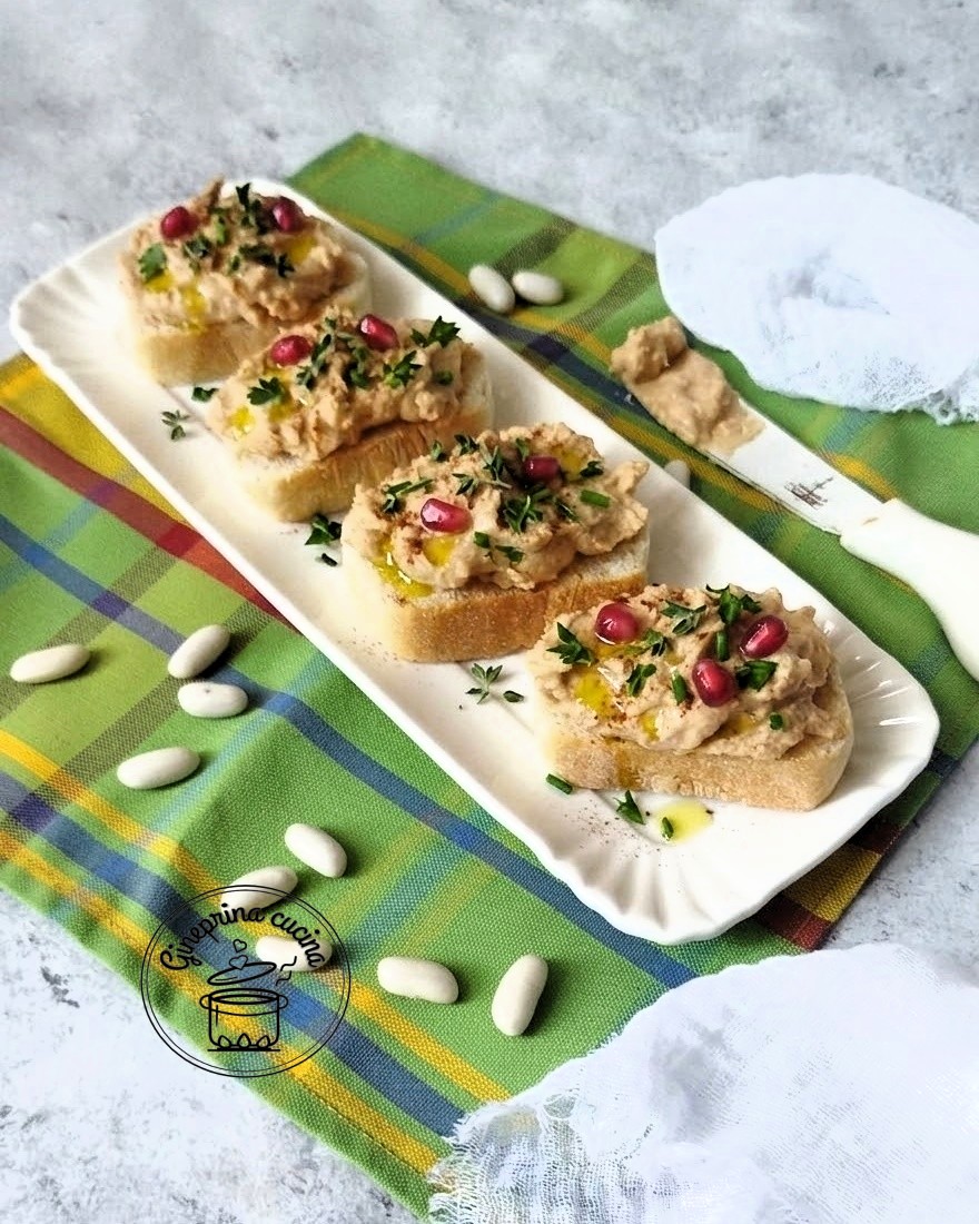 Crostini con hummus di fagioli cannellini