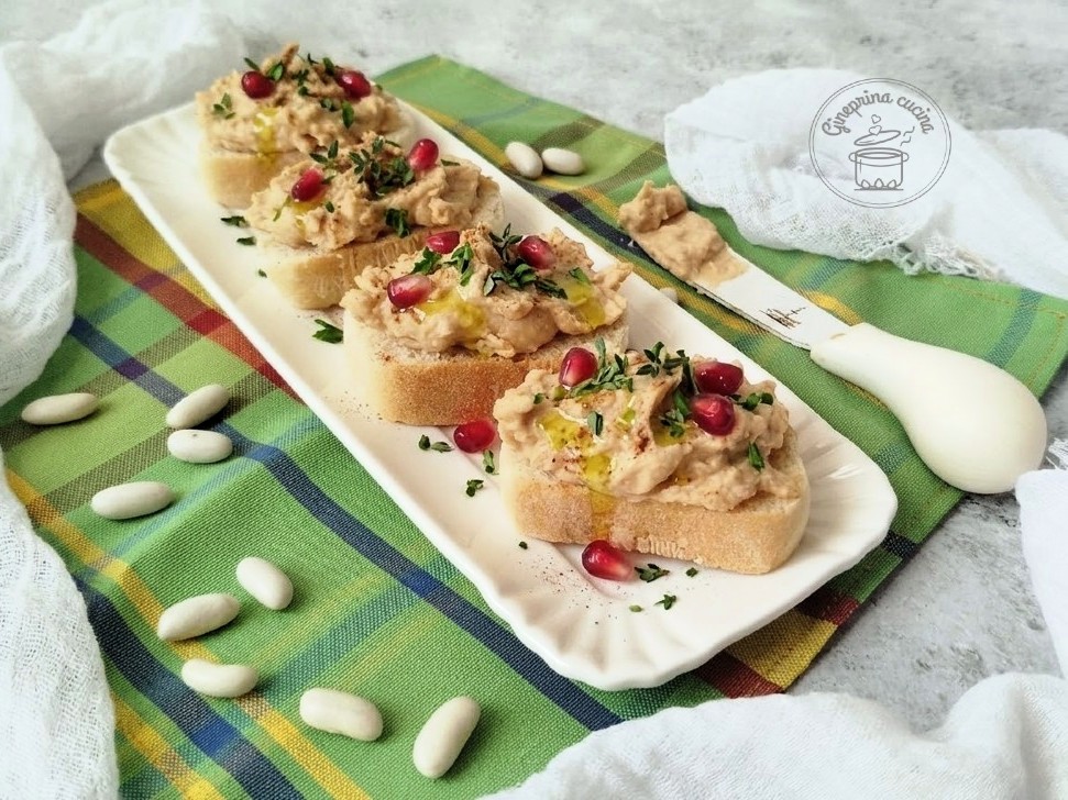Crostini con hummus di fagioli cannellini
