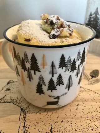 mug cake con gocce di cioccolato