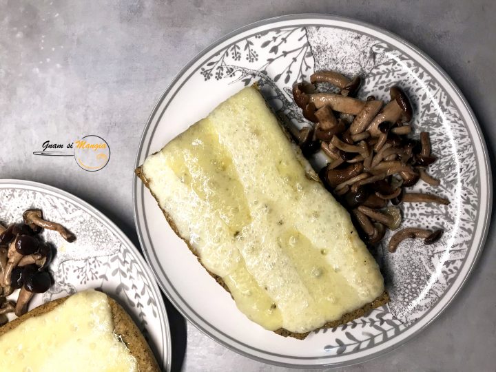 polenta taragna con formaggio e funghi pioppini