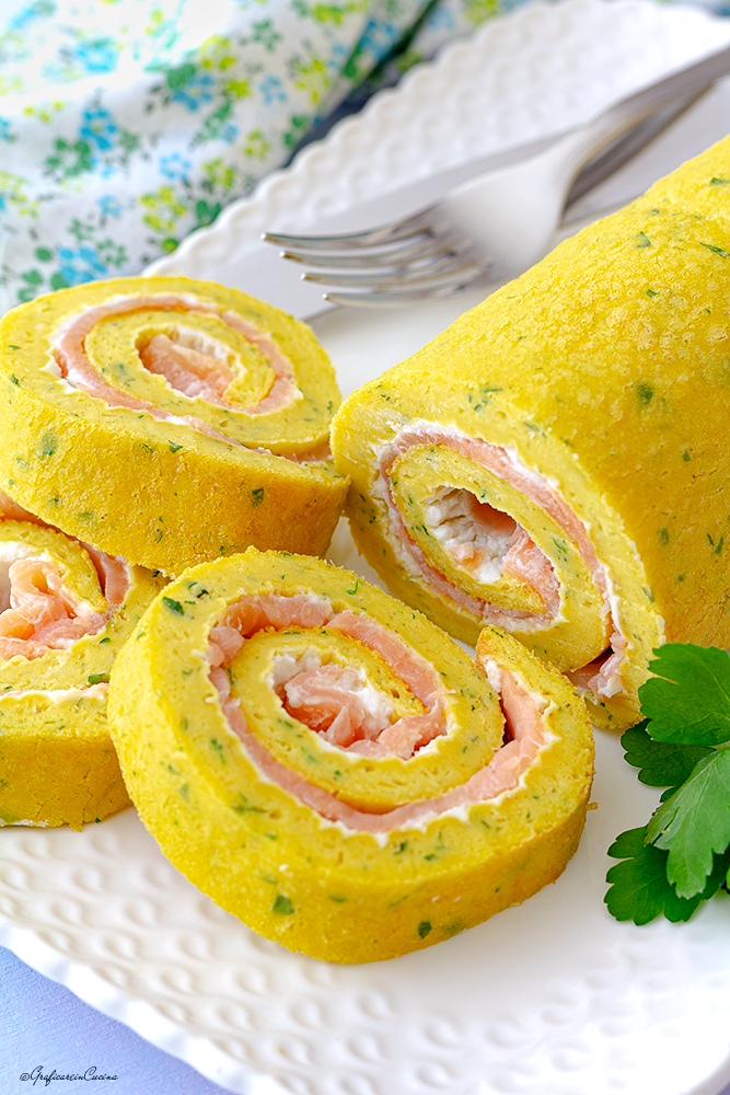 Rotolo di frittata con salmone e ricotta