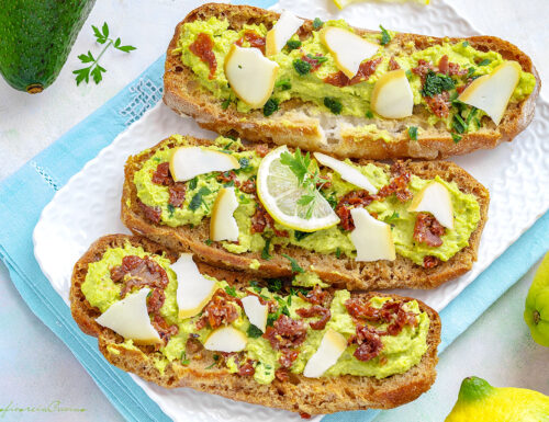 Bruschettone con avocado e scamorza