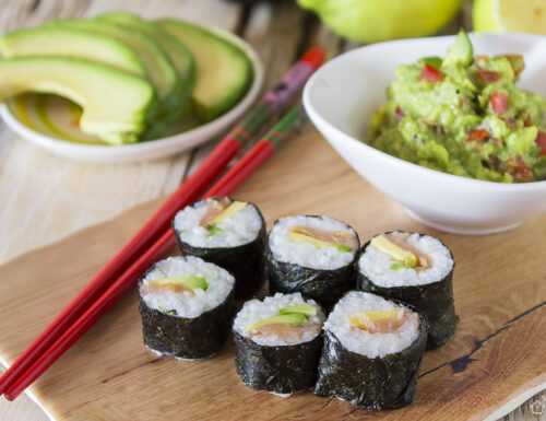 Maki a modo mio salmone e avocado con salsa guacamole