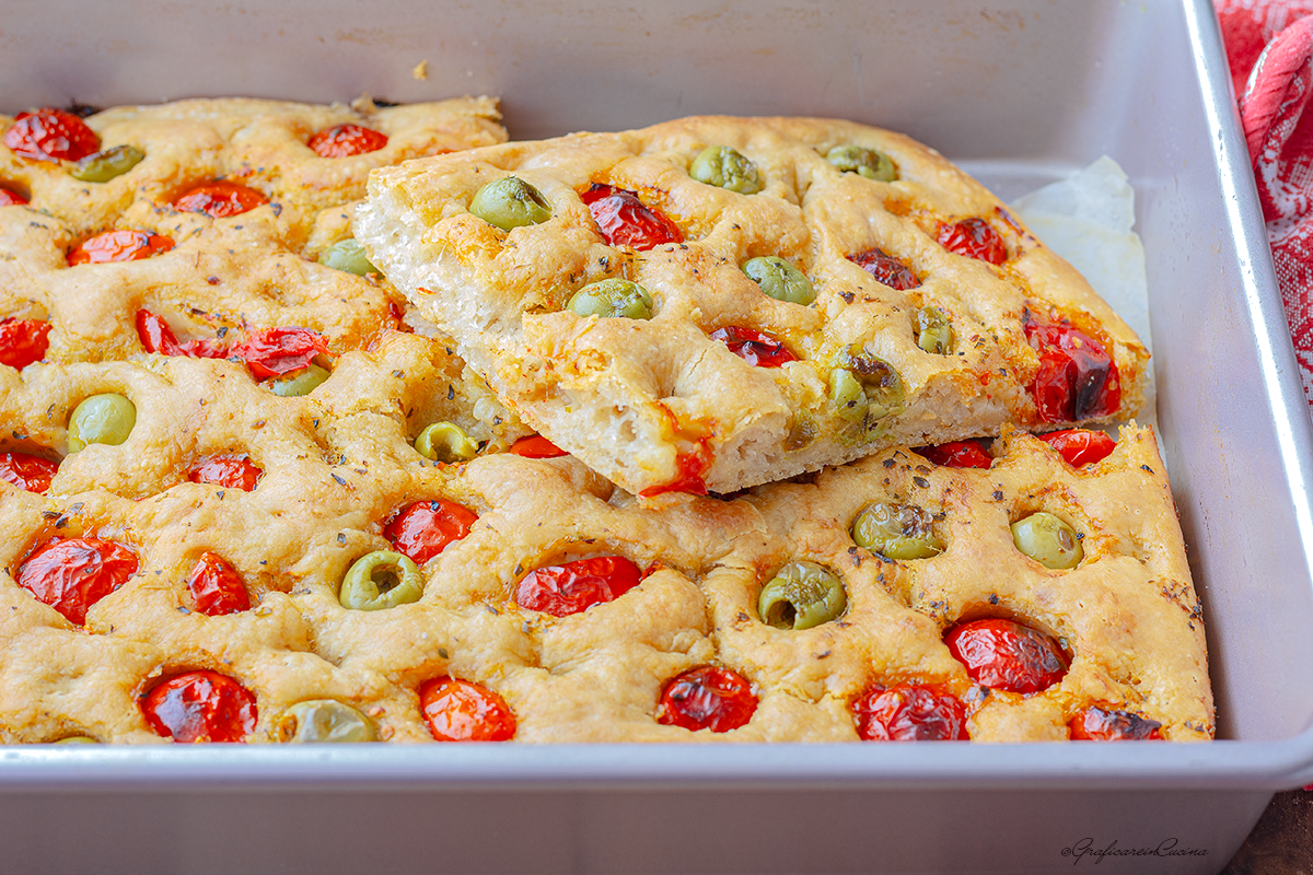Focaccia con pomodorini e olive