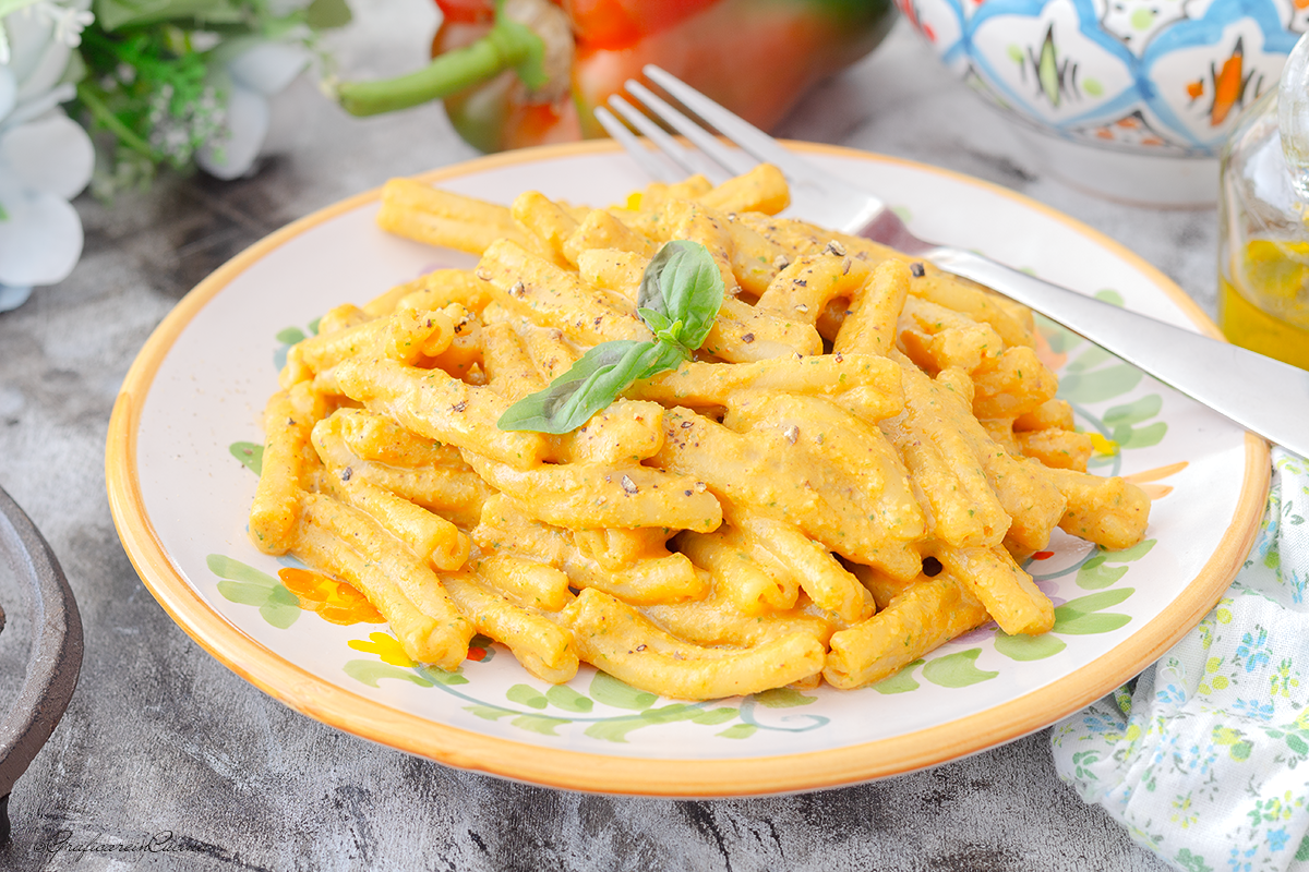 Pasta con pesto di peperoni e robiola - Graficare in Cucina