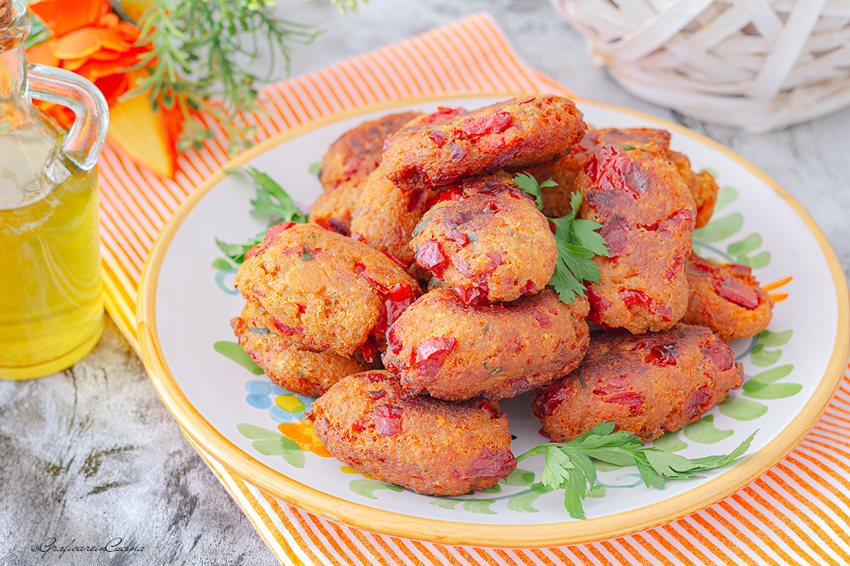 Frittelle con peperoni e tonno