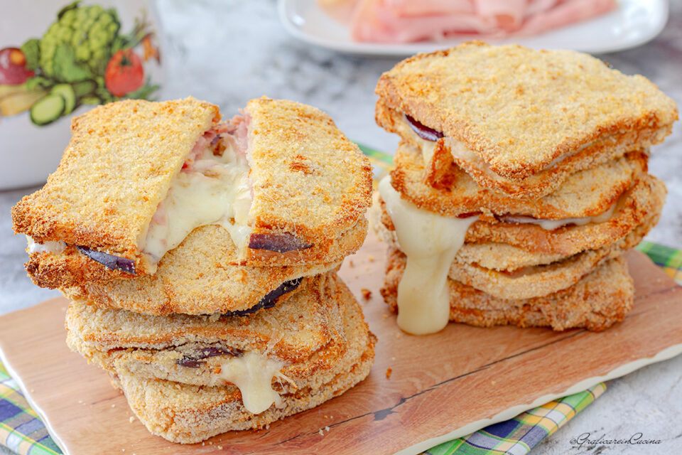 Toast ripieni prosciutto formaggio melanzane in friggitrice ad aria