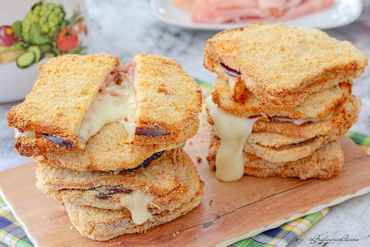 Toast ripieni prosciutto formaggio melanzane in friggitrice ad aria