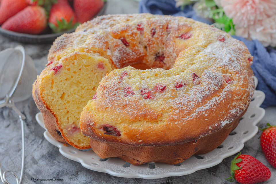 Ciambellone con fragole cocco e ricotta