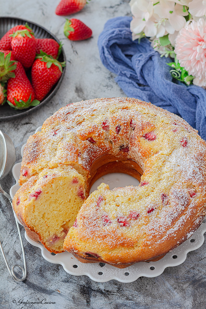 Ciambellone con fragole cocco e ricotta