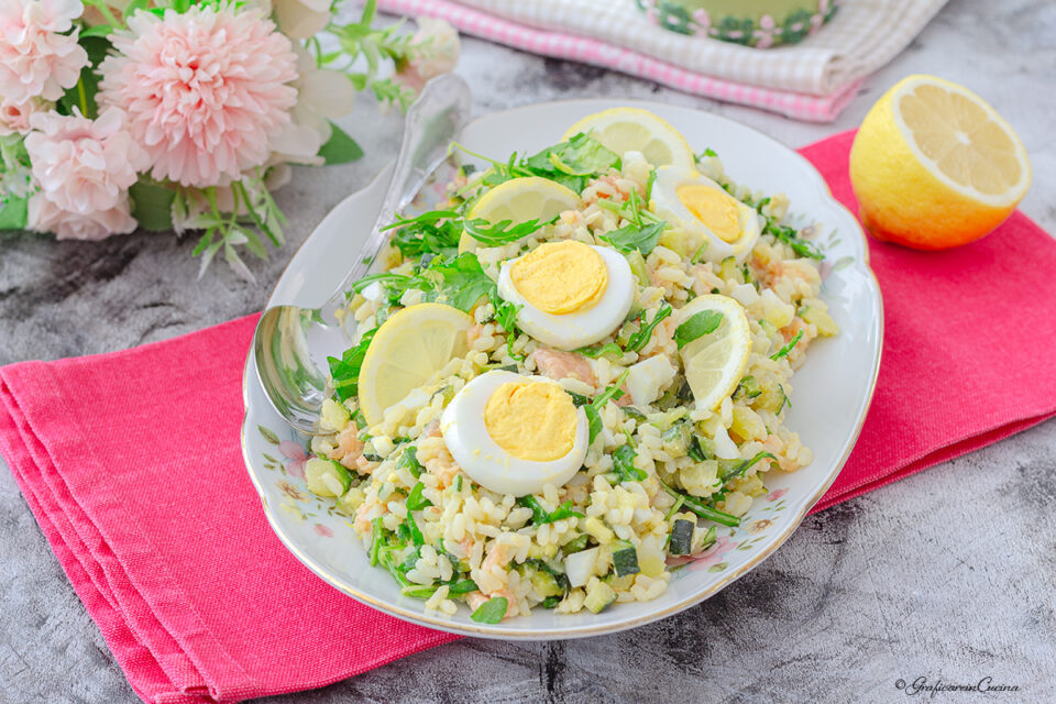 Insalata di riso con salmone zucchine uova