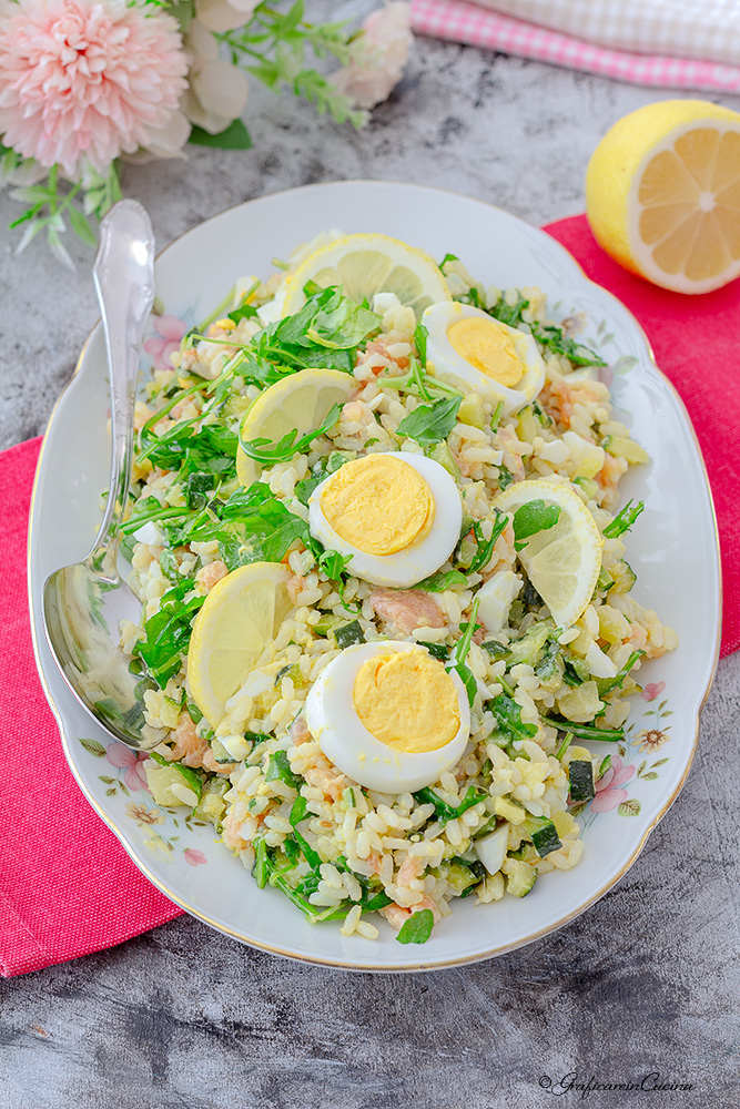 Insalata di riso con salmone zucchine uova