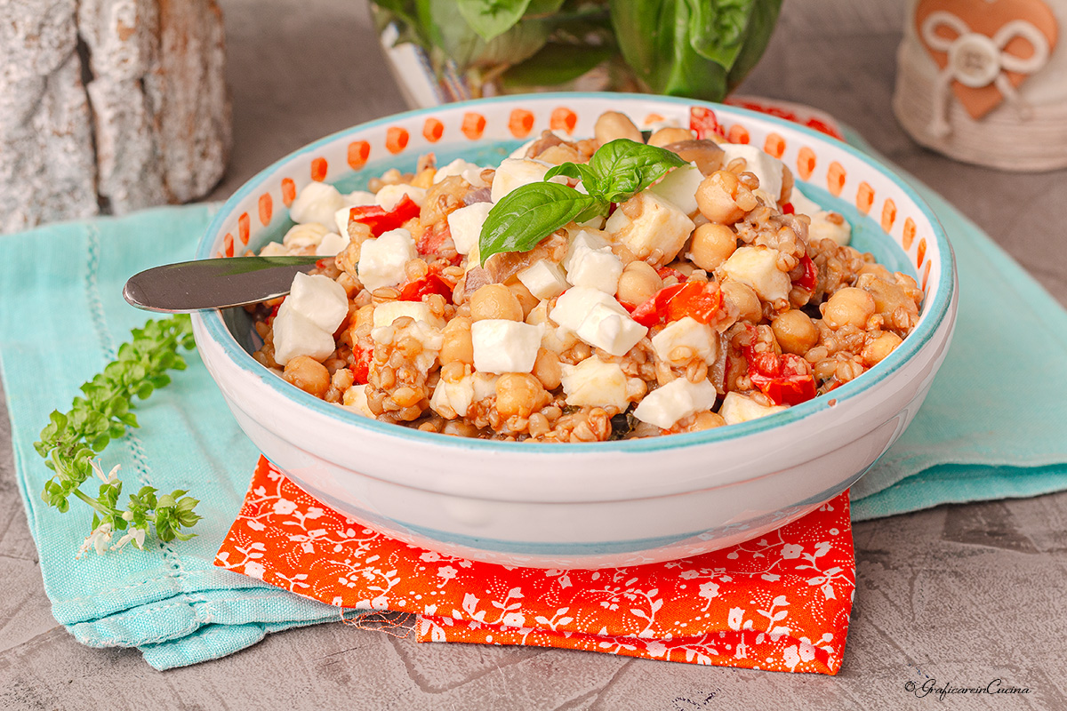 Insalata di farro con melanzane e ceci