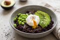 Bowl di riso venere, avocado e uovo pochè: il piatto unico sano e goloso