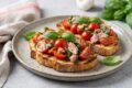 Bruschetta tonno e pomodorini: il trucco per farla croccante e saporita