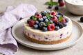 Cheesecake Fredda allo Yogurt e Frutti di Bosco: Leggera e Senza Cottura