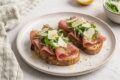 Bruschetta con bresaola rucola e grana: il salva-pranzo perfetto