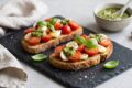 Bruschetta Caprese e Pesto: Pronta in 10 Minuti