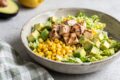 Insalata di Pollo Mais e Avocado: Freschezza e Gusto in 15 Minuti