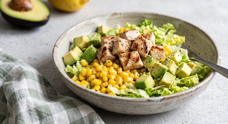 Insalata di pollo mais e avocado: Ricetta Veloce in 15 Minuti