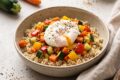 Quinoa con verdure e uovo in camicia: la ricetta perfetta e gustosa