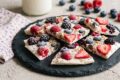 Yogurt Bark ai Frutti di Bosco: Lo Snack Fresco e Sano in 5 Minuti