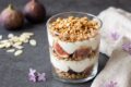 Coppa yogurt e fichi con crumble croccante: il dessert senza forno