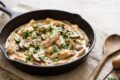 Straccetti di pollo e funghi cremosi in padella, senza panna