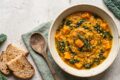 Zuppa di zucca, lenticchie rosse e cavolo nero: il piatto unico che scalda davvero