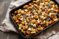 Gnocchi "tutto in teglia" autunnali, con zucca, ceci e feta