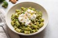 Pasta con pesto di broccoli e burrata, cremosa e veloce