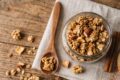 Granola mela e cannella fatta in casa, croccante e senza zuccheri raffinati