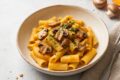 Pasta proteica con crema di zucca, funghi e ricotta