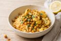 Cous cous con cavolfiore speziato e ceci al forno