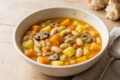 Zuppa rustica di patate, zucca e cannellini con funghi