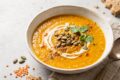 Zuppa proteica cremosa con lenticchie e patate dolci