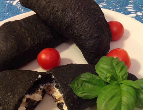 Pizze fritte  con carbone vegetale black and white